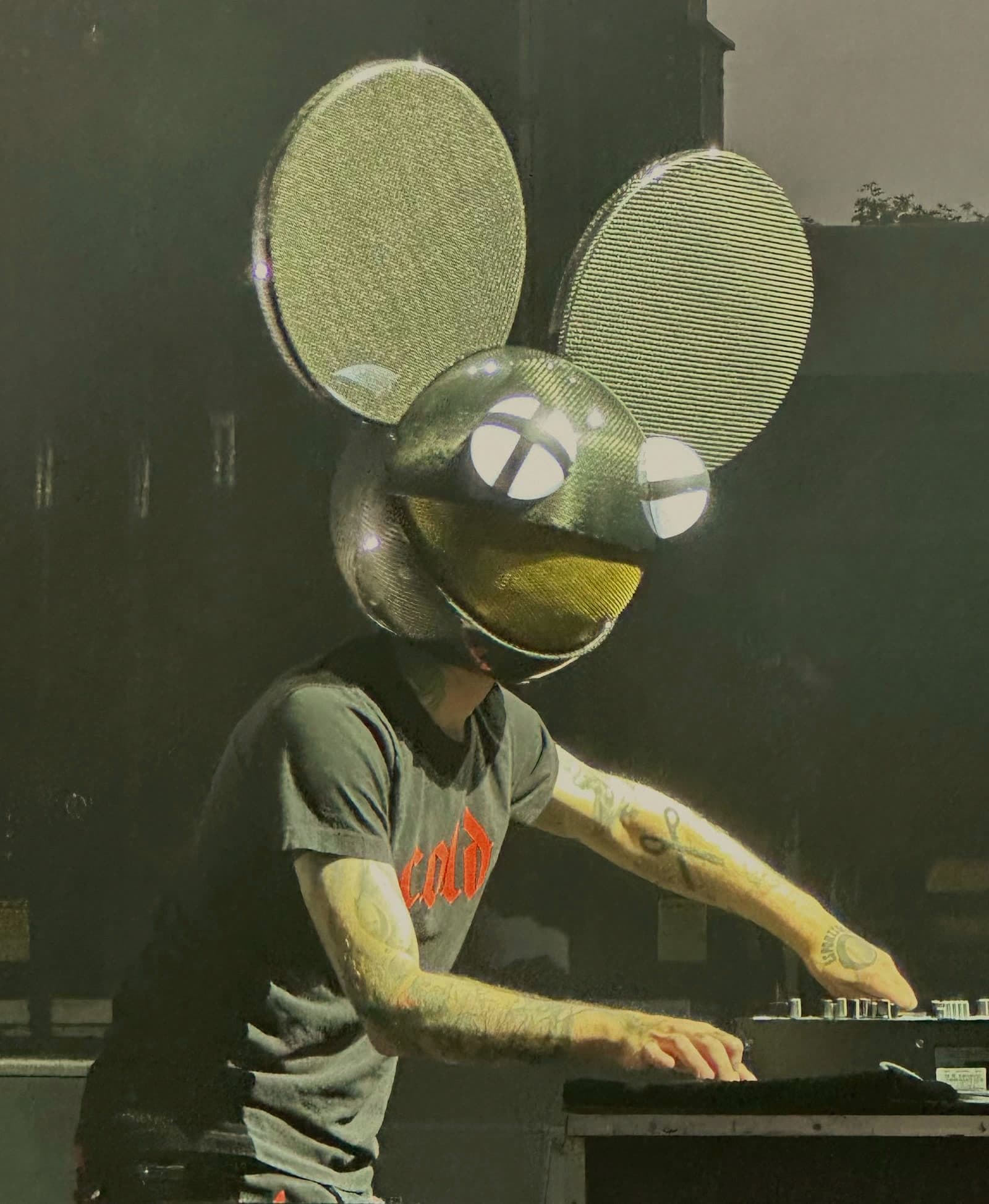 The fake co-sign economy: DJs are dubbing their tracks over other artists' crowds to buy clout