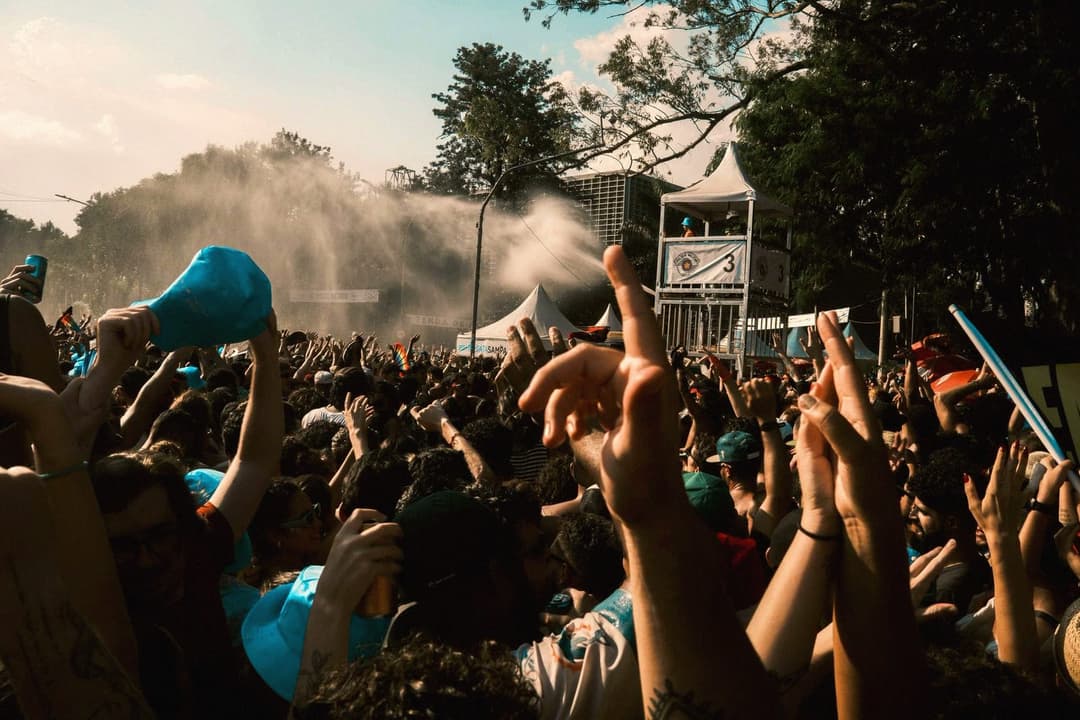 Eine Festivalmenge, die sich Stunden nach Set-Beginn wie ein einziger Körper bewegt